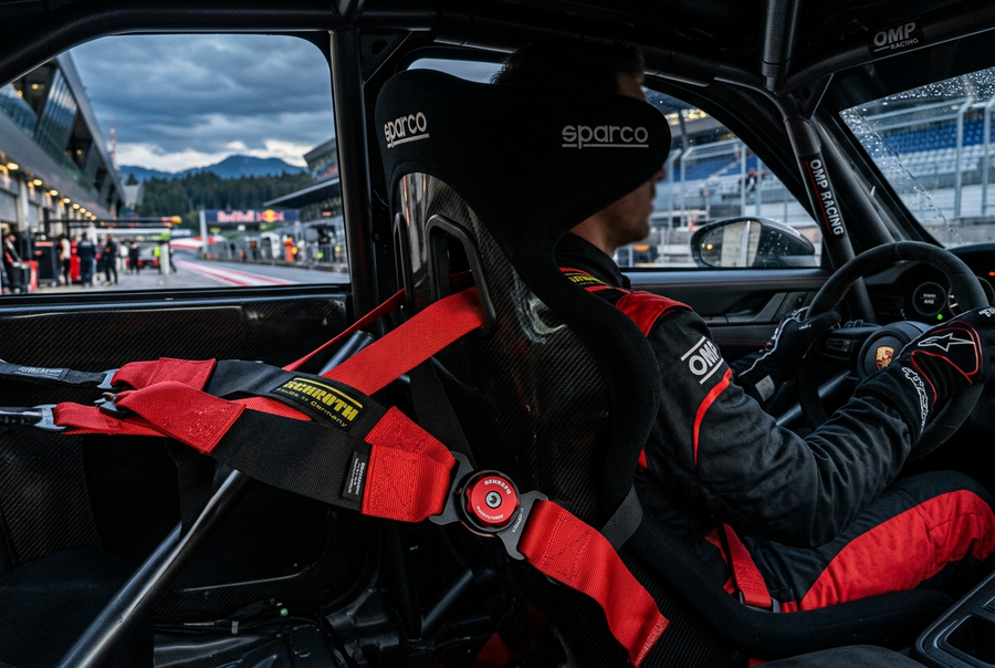 SCHROTH – Motorsportgurte, Hosenträgergurte & Zulassung in Österreich
