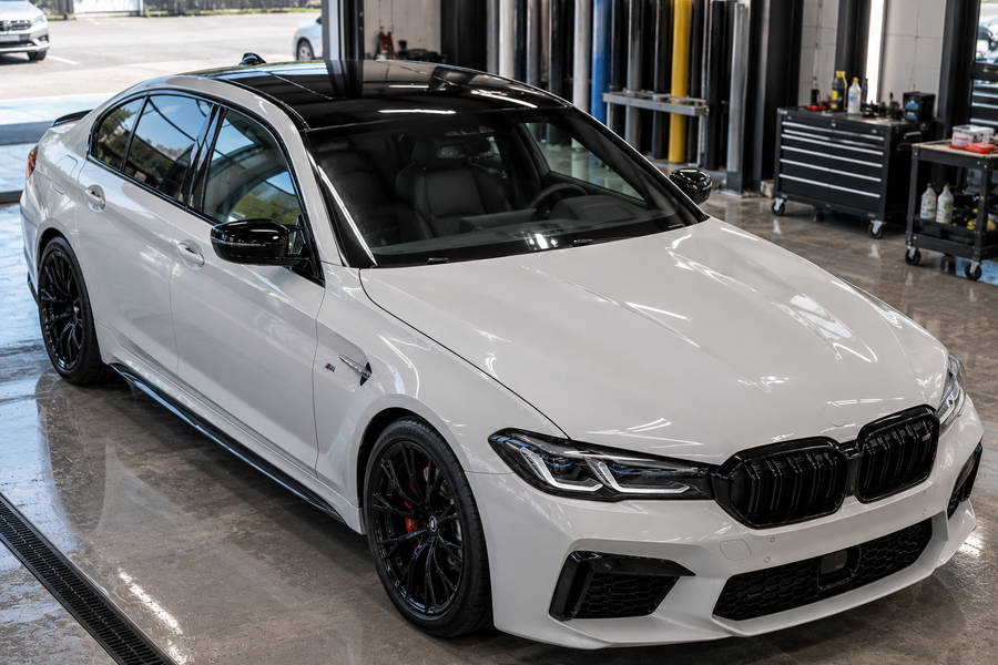 Weißer Sportwagen mit schwarz foliertem Dach und schwarzen Außenspiegeln – Teilfolierung bei DAS FOLIENWERK by WERK91