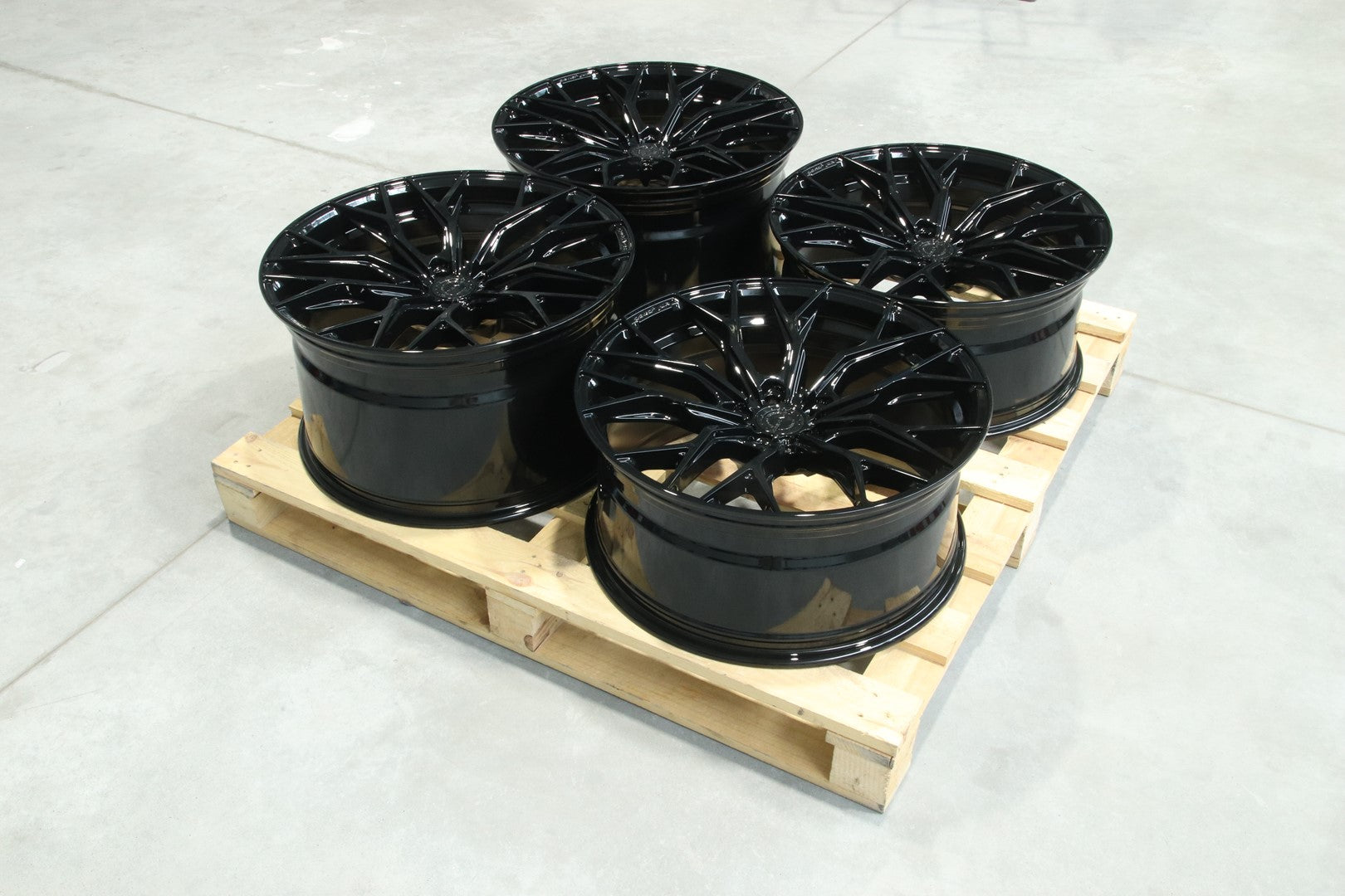 SET-CVR#76 – Set of CVR1 21x9,5 ET25 + 21x11,5 ET33 5x120 Gloss Black