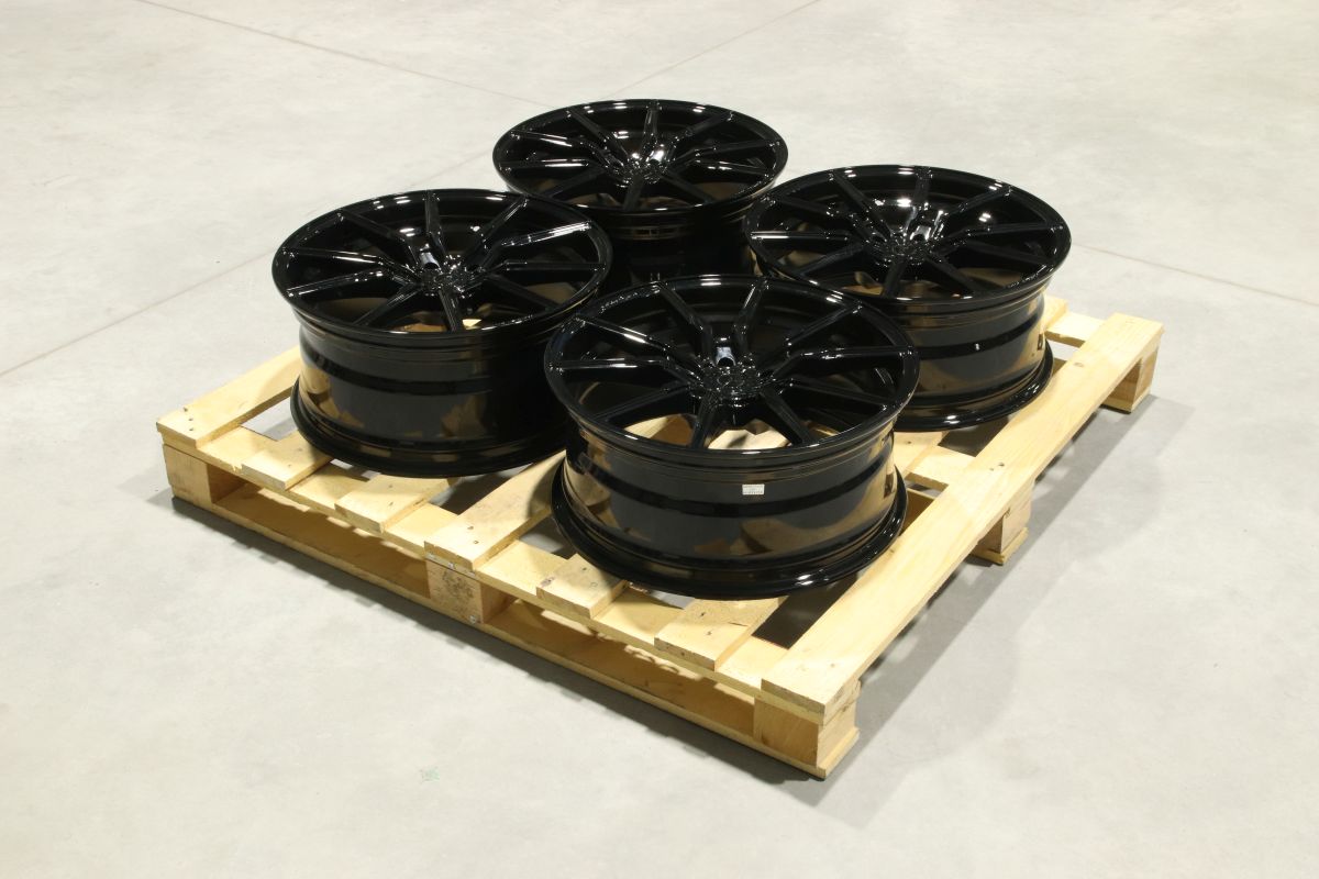 SET-CVR#106 – Set of CVR4 19x8 ET27 + 19x8,5 ET40 5x112 Platinum Black