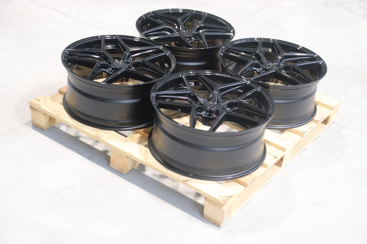 SET-CVR#155 – Set of CVR2 21x9 ET25 5x112 Gloss Black